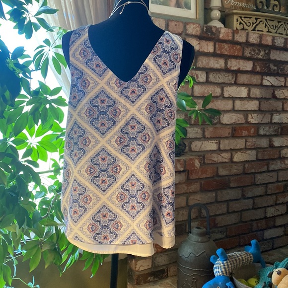 Super soft, lined sleeveless summer blouse with V neck in excellent condition. - Picture 2 of 7